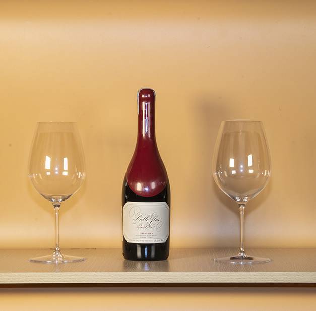Bộ quà tặng rượu vang Belle Glos Dairyman kèm ly Riedel Performance Pinot Noir và hộp sơn mài