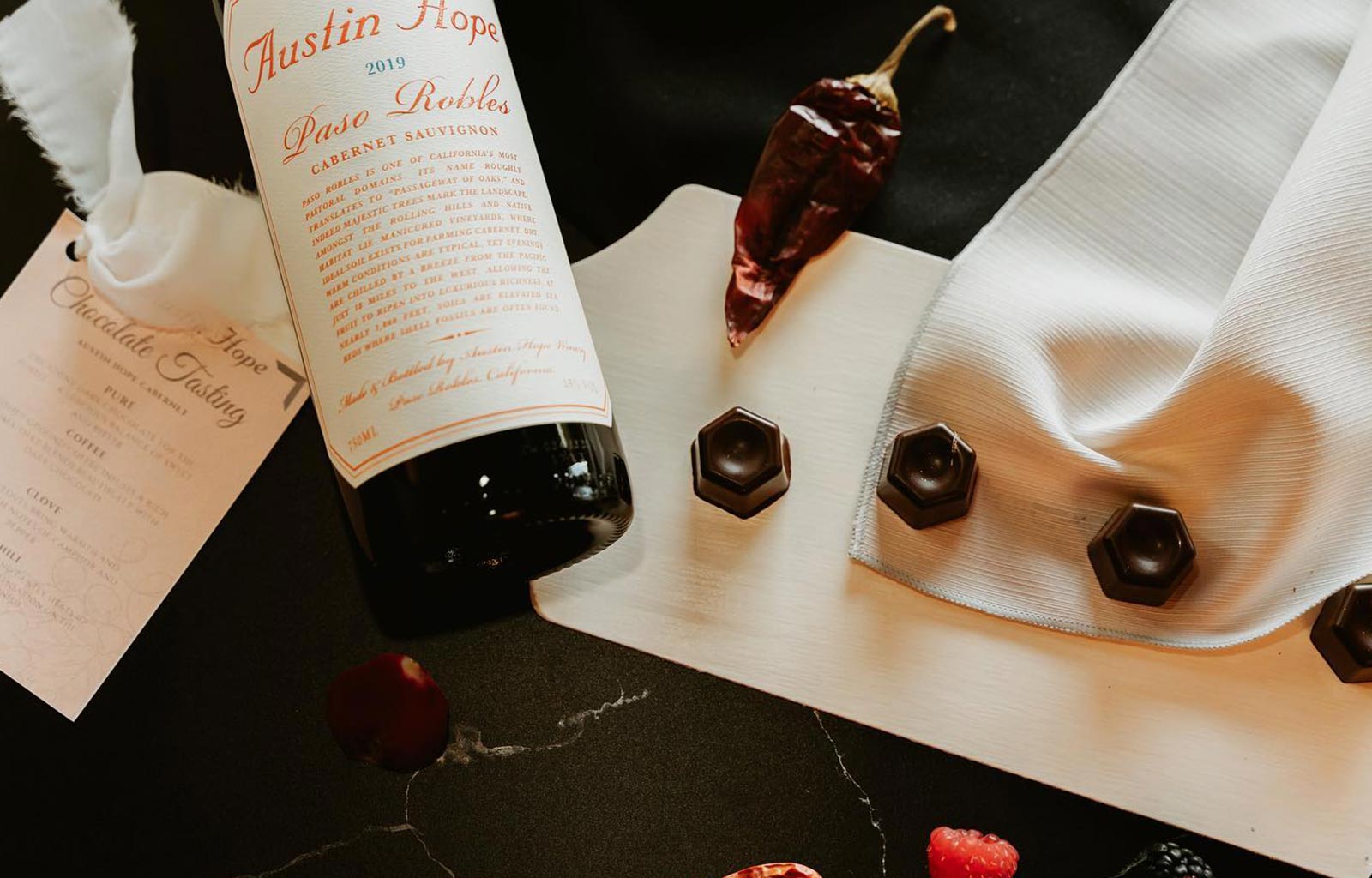 Thưởng thức hương vị rượu vang Mỹ Austin Hope Cabernet Sauvignon 2